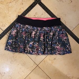 Lululemon ruffled tennis skirt in floral print in size 8